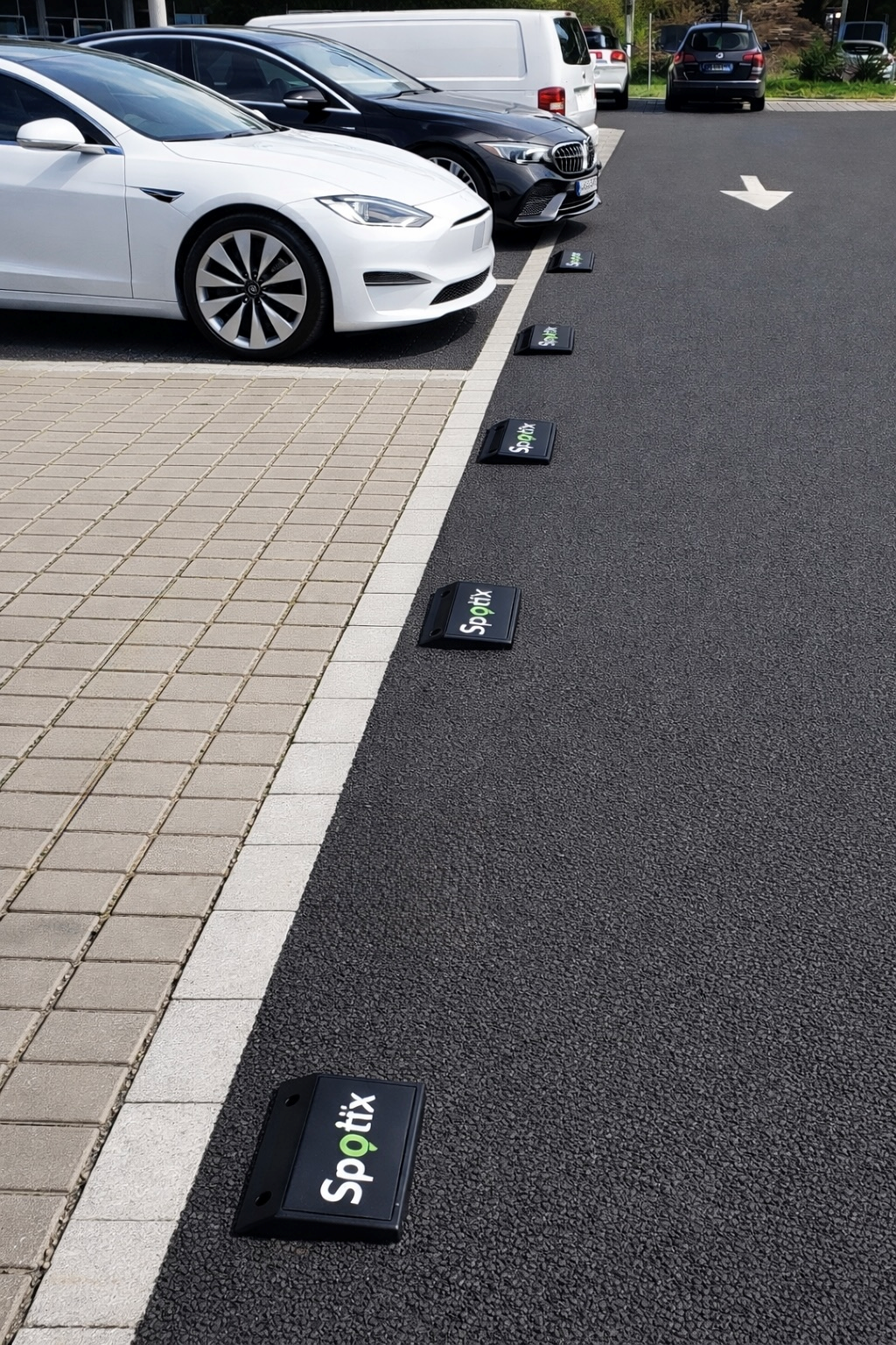 Marqueurs Spotix installés sur des places de parking